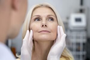 Mujer en consulta para Mentoplastia y Lifting Facial