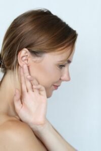 Mujer de perfil para procedimiento cosmético Otoplastia y Corrección Lóbulo